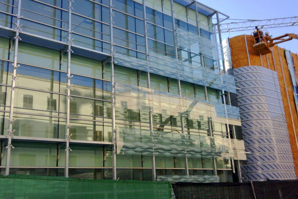 Muro Cortina con Doble Piel Abotonada, Fachada Ventilada de Larson y Ventanas de Aluminio